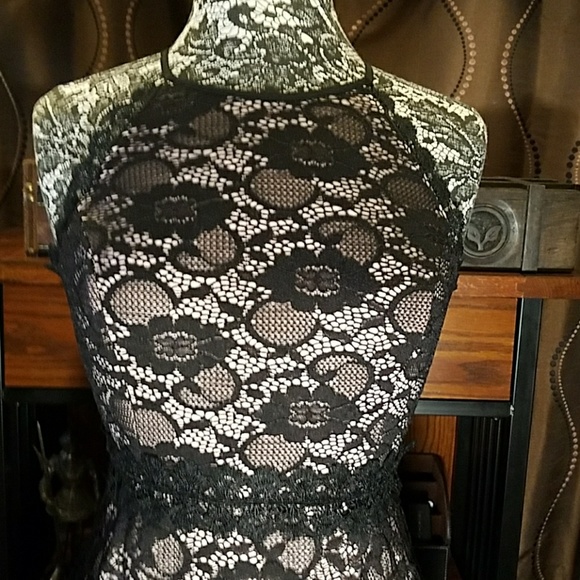 BEAUTIFUL Lily Rose lace dress, size S - Picture 2 of 4